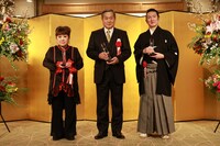 左から天童よしみ、松平健、中村獅童。