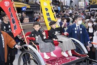 「第三十八回 四国こんぴら歌舞伎大芝居」お練りの様子。左から中村夏幹、中村陽喜。