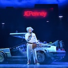 デロリアンが舞台を疾走!劇団四季「BTTF」間もなく開幕、ロバート・ゼメキス監督も太鼓判