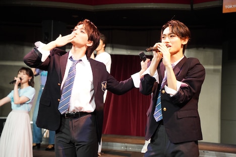 ミュージカル「ジェイミー」のプレイベントの歌唱披露より、左から三浦宏規、髙橋颯。