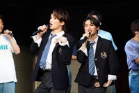 ミュージカル「ジェイミー」のプレイベントの歌唱披露より、左から三浦宏規、髙橋颯。