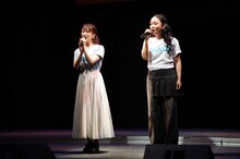 ミュージカル「ジェイミー」のプレイベントの歌唱披露より。左から唯月ふうか、遥海。