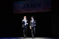 ミュージカル「ジェイミー」プレイベントの歌唱披露より、左から三浦宏規、髙橋颯。