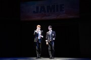 ミュージカル「ジェイミー」プレイベントの歌唱披露より、左から三浦宏規、髙橋颯。