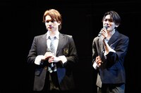 ミュージカル「ジェイミー」プレイベントの歌唱披露より、左から三浦宏規、髙橋颯。