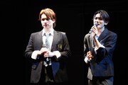 ミュージカル「ジェイミー」プレイベントの歌唱披露より、左から三浦宏規、髙橋颯。