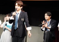 ミュージカル「ジェイミー」のプレイベントより。三浦宏規（前列）に「先輩」と呼ばれて謙遜する髙橋颯（右から2番目）。
