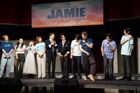 ミュージカル「ジェイミー」のプレイベントより。ピンクの靴をアピールする岸祐二（右から3番目）。