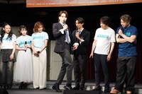 ミュージカル「ジェイミー」のプレイベントより、ヒールを履いた歩き方を説明する三浦宏規（中央）。