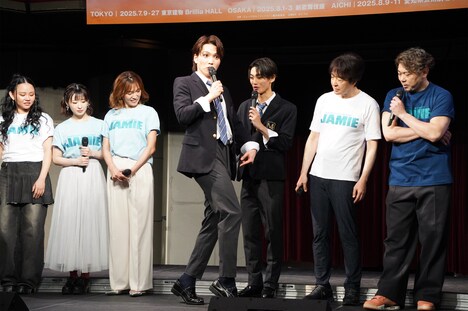 ミュージカル「ジェイミー」のプレイベントより、ヒールを履いた歩き方を説明する三浦宏規(中央)。