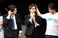 石川禅（右）に頭をなでられる髙橋颯（中央）。