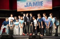 ミュージカル「ジェイミー」のプレイベントより。前列左から神里優希、遥海、唯月ふうか、安蘭けい、三浦宏規、髙橋颯、石川禅、岸祐二、泉見洋平、渡辺大輔。後列左から里中将道、リコ、小向なる、星野勇太、元榮菜摘、東間一貴、澤田真里愛。