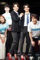 ミュージカル「ジェイミー」のプレイベントより、三浦宏規（中央左）、髙橋颯（中央右）。