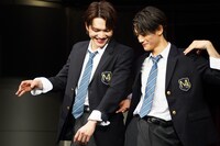 ミュージカル「ジェイミー」のプレイベントより、左から三浦宏規、髙橋颯。