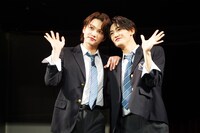 ミュージカル「ジェイミー」のプレイベントより、左から三浦宏規、髙橋颯。