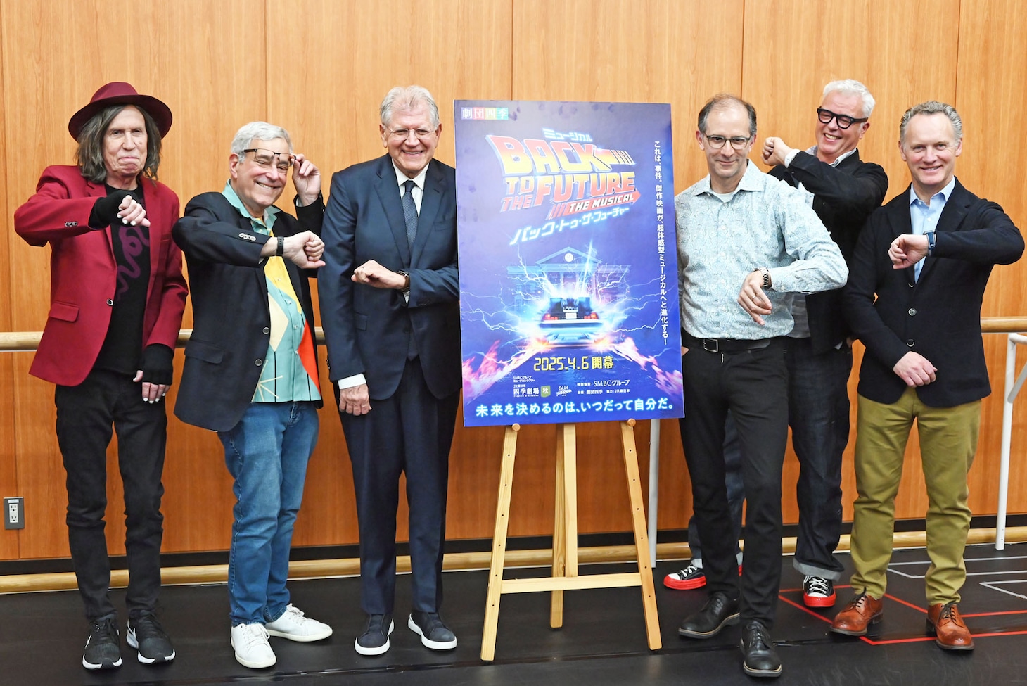 作品をイメージしたポーズで撮影に応じる、ミュージカル「バック・トゥ・ザ・フューチャー」海外クリエイター陣。左からグレン・バラード、ボブ・ゲイル、ロバート・ゼメキス、ジョン・ランド、ティム・ハトリー。また右端は、グローバルプロデューサーのコリン・イングラム。