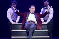 舞台「君のクイズ」より。（撮影：大塚浩史）