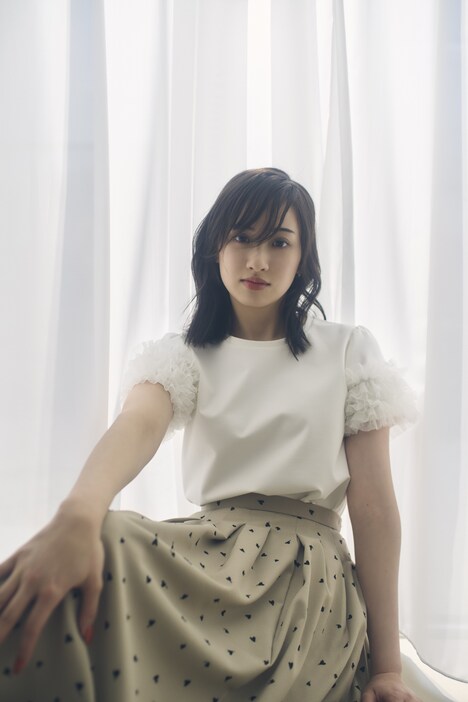 「DOT GARLAND」を着用した星風まどか。