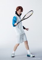 横山賀三扮する芥川慈郎。