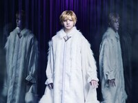 冨岡健翔扮するヘンリー。