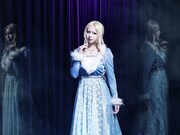 傳谷英里香扮するエリザベス。