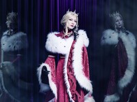 天寿光希扮するマーガレット。