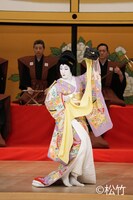 松竹創業百三十周年「四月大歌舞伎」夜の部「春興鏡獅子」より。