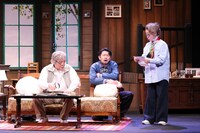 加藤健一事務所「黄昏の湖～On Golden Pond～」より。（撮影：島崎信一）