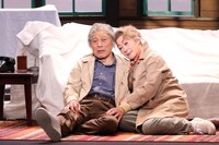 加藤健一事務所「黄昏の湖～On Golden Pond～」より。（撮影：島崎信一）