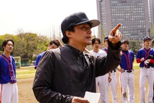 「舞台『Take Me Out』2025」のカンパニーメンバーが参加した野球体験試合より、藤田俊太郎（中央）。（撮影：田中亜紀）