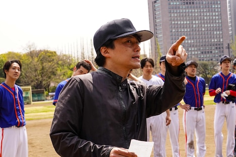 「舞台『Take Me Out』2025」のカンパニーメンバーが参加した野球体験試合より、藤田俊太郎（中央）。（撮影：田中亜紀）