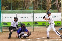 「舞台『Take Me Out』2025」のカンパニーメンバーが参加した野球体験試合の様子。（撮影：田中亜紀）