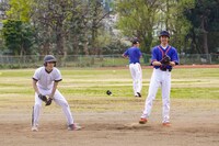 「舞台『Take Me Out』2025」のカンパニーメンバーが参加した野球体験試合の様子。（撮影：田中亜紀）