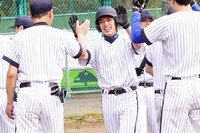 「舞台『Take Me Out』2025」のカンパニーメンバーが参加した野球体験試合の様子。（撮影：田中亜紀）