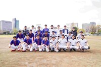 「舞台『Take Me Out』2025」のカンパニーメンバーが参加した野球体験試合の様子。（撮影：田中亜紀）