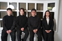 左から近藤公園、田代万里生、松尾諭、演出の田中麻衣子。