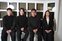 左から近藤公園、田代万里生、松尾諭、演出の田中麻衣子。