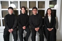 左から近藤公園、田代万里生、松尾諭、演出の田中麻衣子。