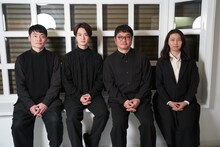 左から近藤公園、田代万里生、松尾諭、演出の田中麻衣子。