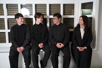 左から近藤公園、田代万里生、松尾諭、演出の田中麻衣子。