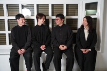 左から近藤公園、田代万里生、松尾諭、演出の田中麻衣子。