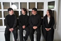 左から近藤公園、田代万里生、松尾諭、演出の田中麻衣子。