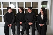 左から近藤公園、田代万里生、松尾諭、演出の田中麻衣子。