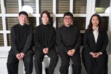 左から近藤公園、田代万里生、松尾諭、演出の田中麻衣子。