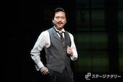 パルコ・プロデュース 2025「エドモン~『シラノ・ド・ベルジュラック』を書いた男~」より、加藤シゲアキ扮する劇作家エドモン・ロスタン。