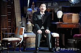 パルコ・プロデュース 2025「エドモン~『シラノ・ド・ベルジュラック』を書いた男~」より、加藤シゲアキ扮する劇作家エドモン・ロスタン。