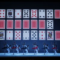 新国立劇場バレエ団「不思議の国のアリス」過去公演より。Alice’s Adventures in Wonderland ©by Christopher Wheeldon（Photo by HASEGAWA Kiyonori）