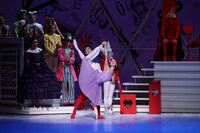 新国立劇場バレエ団「不思議の国のアリス」過去公演より。Alice’s Adventures in Wonderland ©by Christopher Wheeldon（Photo by HASEGAWA Kiyonori）
