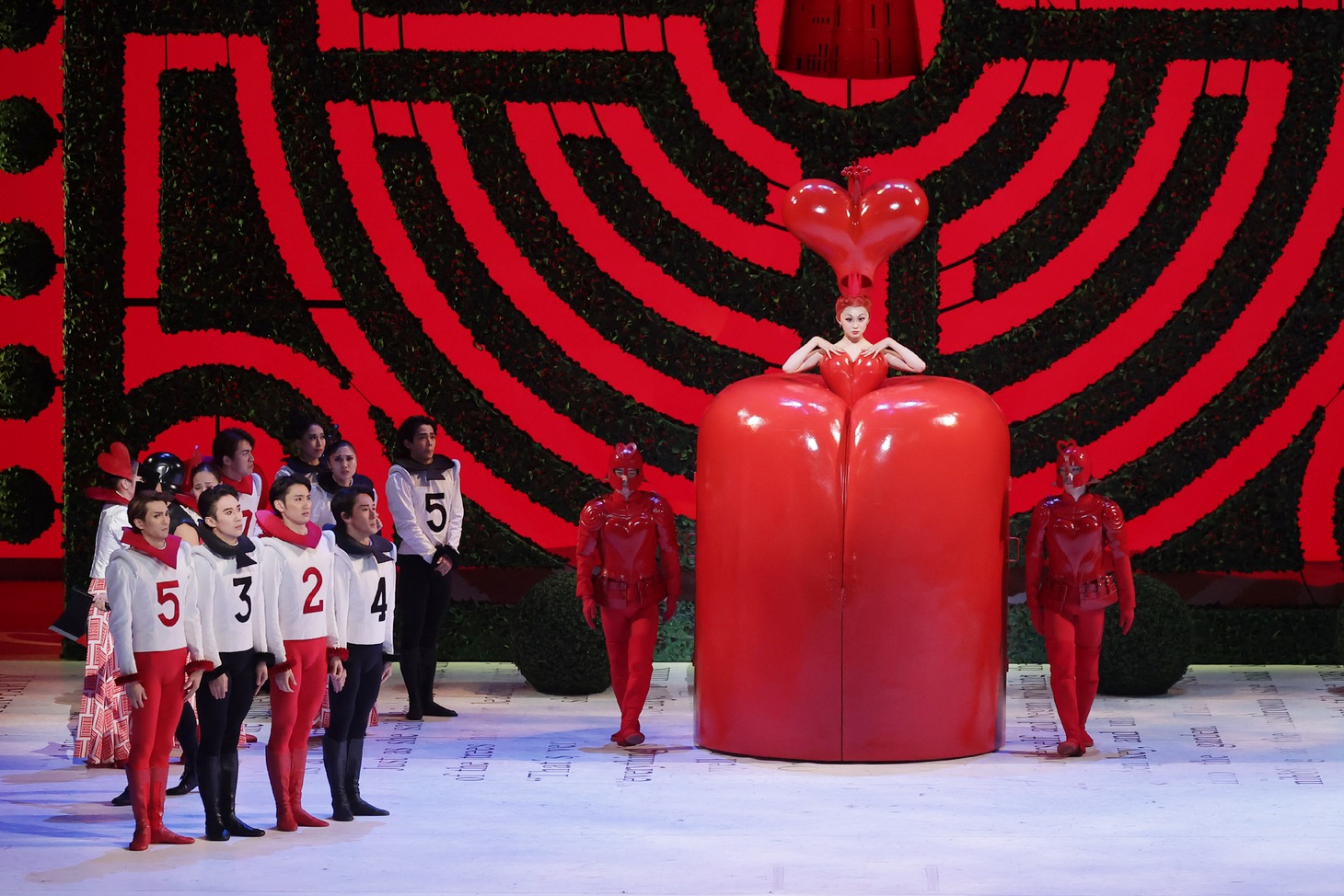 新国立劇場バレエ団「不思議の国のアリス」Alice’s Adventures in Wonderland ©by Christopher Wheeldon（Photo by HASEGAWA Kiyonori）