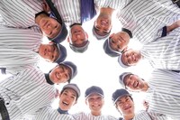 「舞台『Take Me Out』2025」のカンパニーメンバーが参加した野球体験試合より、レジェンドチームの集合写真。（撮影：田中亜紀）